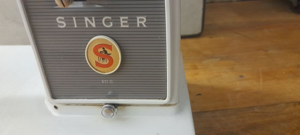 Máquina de costura Singer 611G.