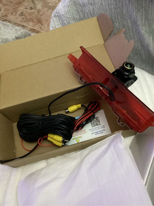 Câmara de marcha atrás na luz de travão.