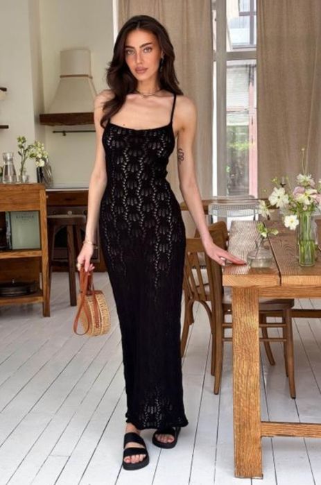 Сукня пляжна в'язана мереживна чорна з відкритою спиною і зав'яками