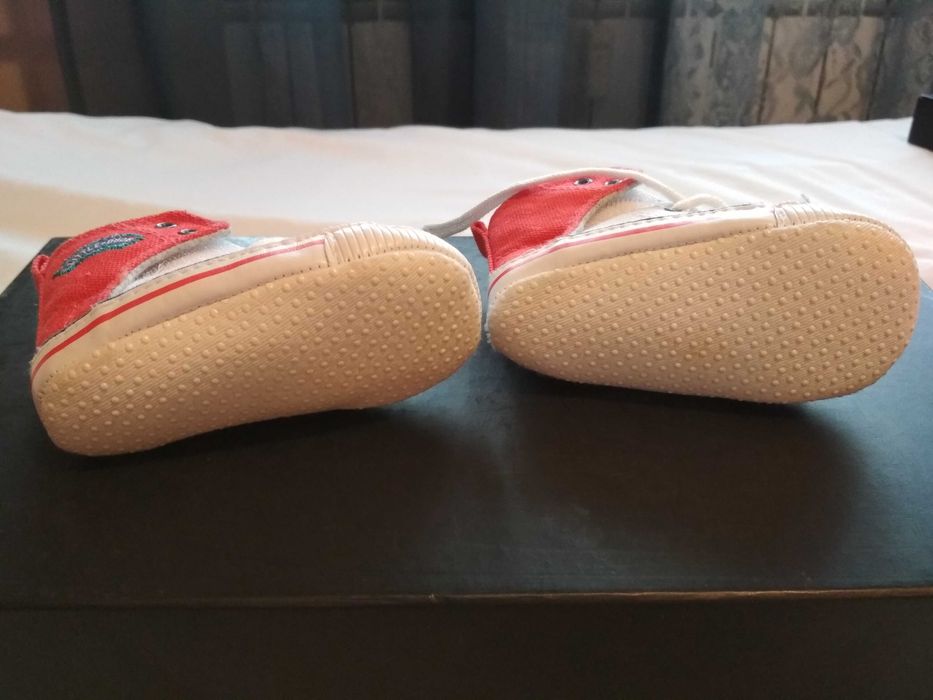 Buty chłopięce niechodki buty kapcie tenisówki 6-12 miesięcy
