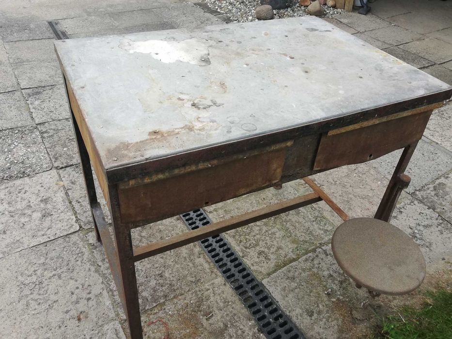 Stół warsztatowy z okresu PRL.