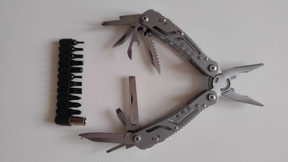 Narzędzie wielofunkcyjne typu multi-tool 13 w 1 + 11 bitów z etui