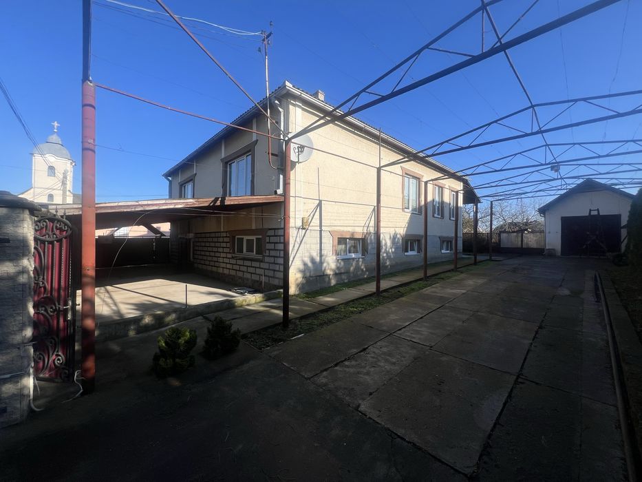 Продаж будинку з магазином у ценрі с. Фанчіково