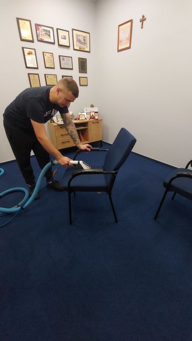 Pranie narożnika, kanapy, krzeseł oraz wykładzin i dywanów