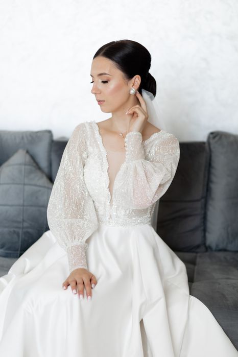 Прадаю весільну атласну сукню