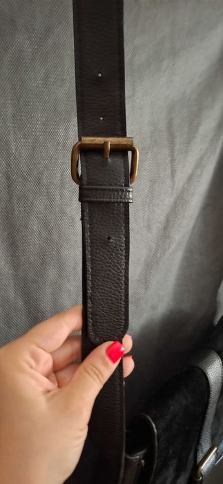 Mala tiracolo com detalhe em veludo