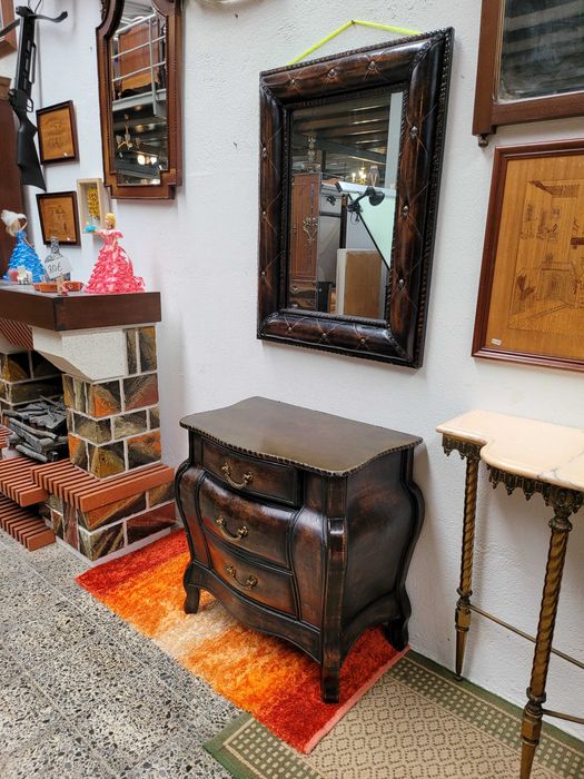 Conjunto de pequena cómoda antiga e espelho - Madeira forrada a couro