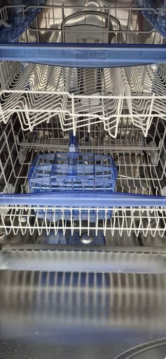 Вбудована посудомийна машина Ariston потребує ремонту на запчастини