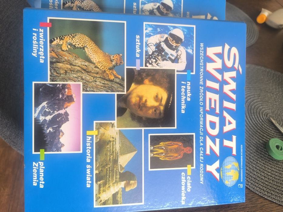 Kolekcja Świat Wiedzy 7 segregatorów z zawartością