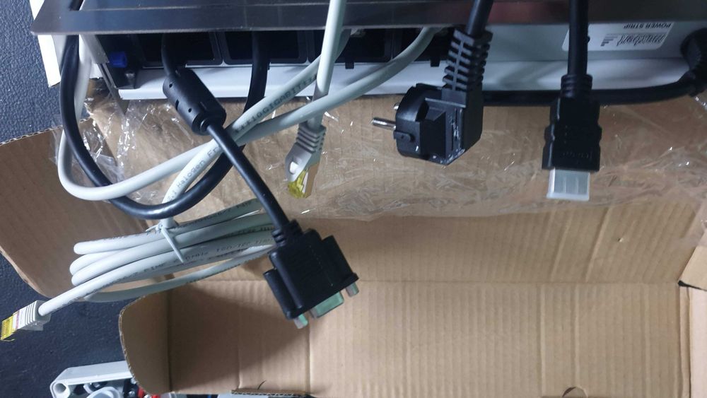 Gniazdko wpuszczane w blat MEDIA PORT