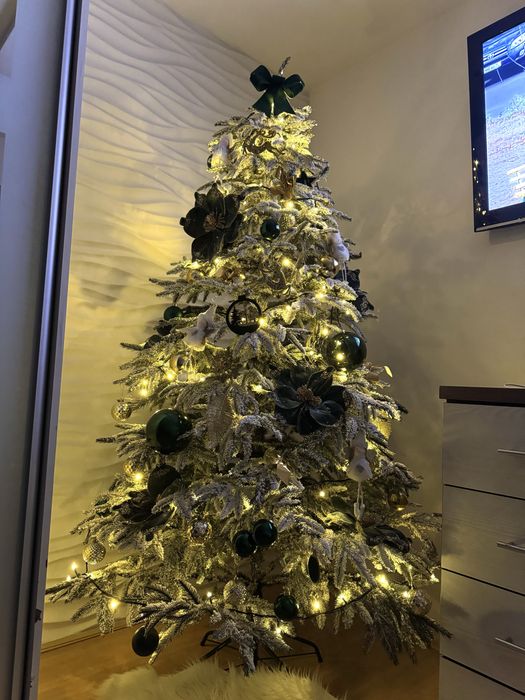 Ялинка засніжена лита з прикрасами та гірляндою , штучна йолка