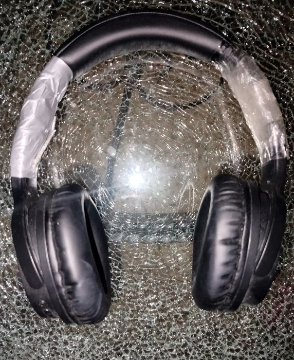 Бездротові навушники Proove Tender Black у робочому стані

Технічні х