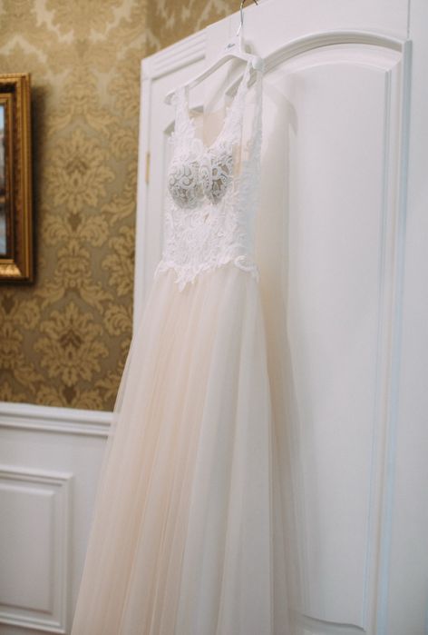 Весільна сукня зі шлейфом