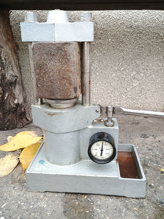 Продам пресс гидравлический  ювелирный  ссср