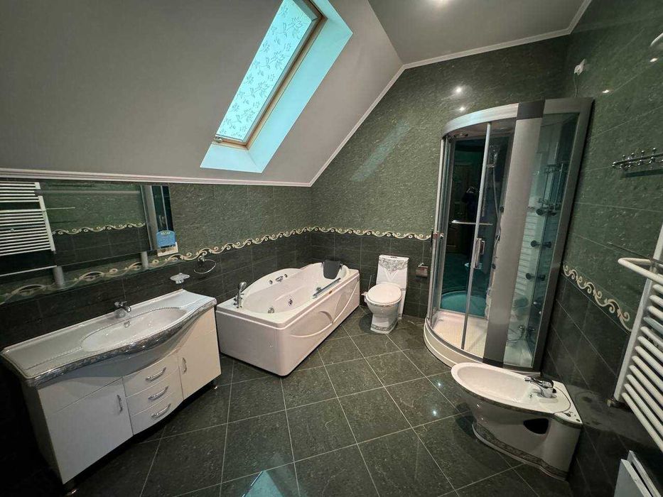 Продається двоповерховий  будинок у Брюховичах поряд з лісом