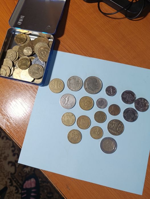 Монети різних країн.