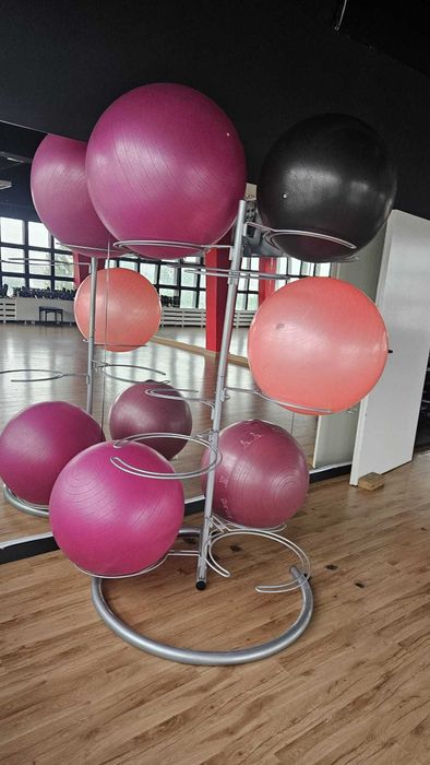 Stojak na piłki fitness