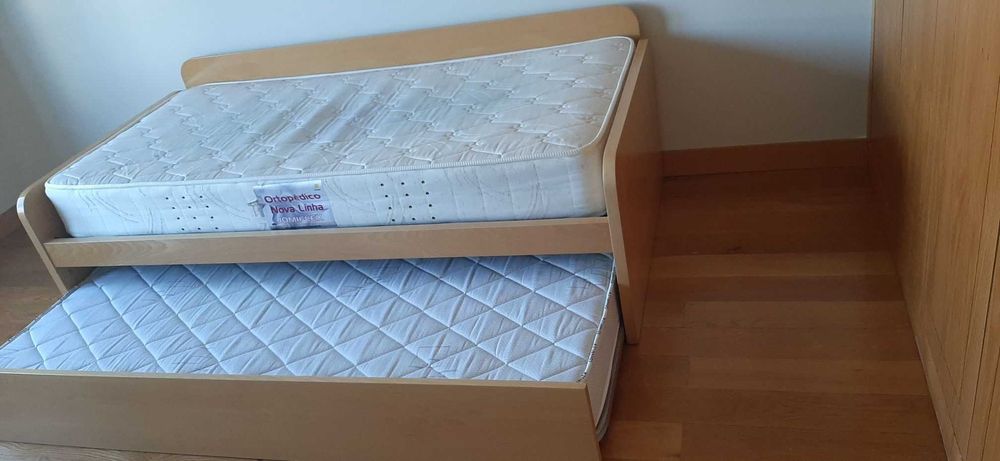 Cama ou sofá para quarto ou escritório. 2 camas de solteiro com estrado e colchoões.