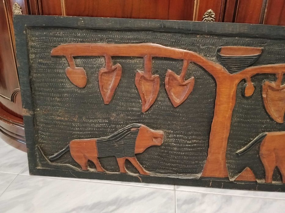 Quadro africano em madeira