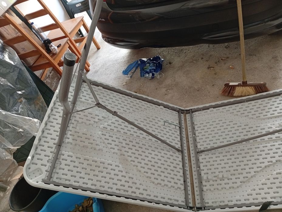 Mesa branca de jardim
