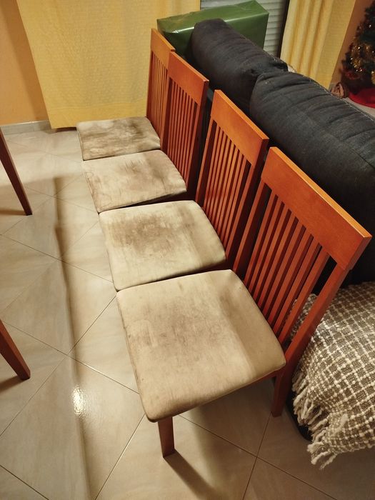 Mesa e cadeiras usados