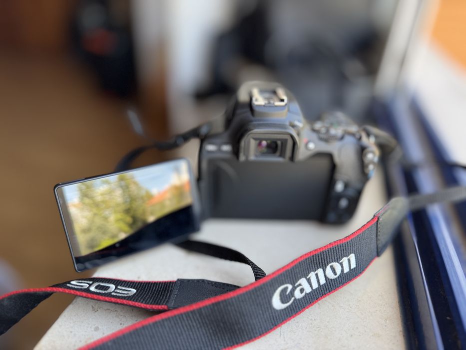 Máquina Fotográfica Canon 250D (como nova)