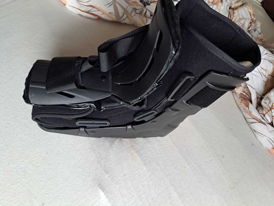 Nieużywana orteza Qmed (solid walker) rozmiar M(38-39), but prawy