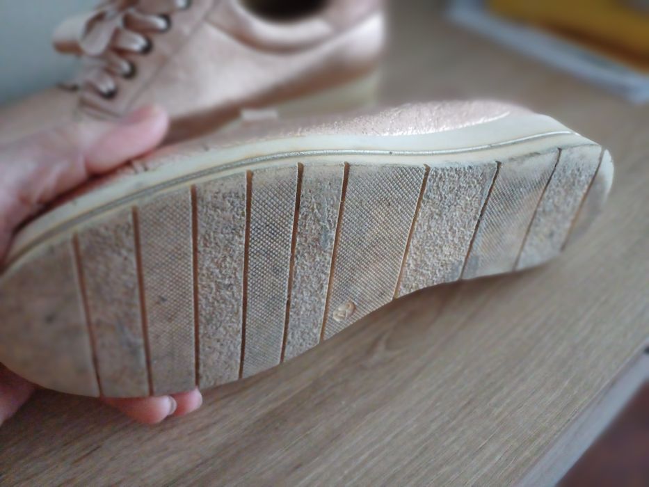 Ténis dourado em bom estado!