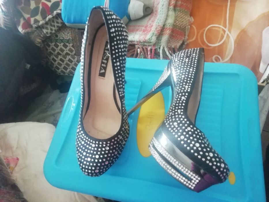 Sapatos de salto alto finos