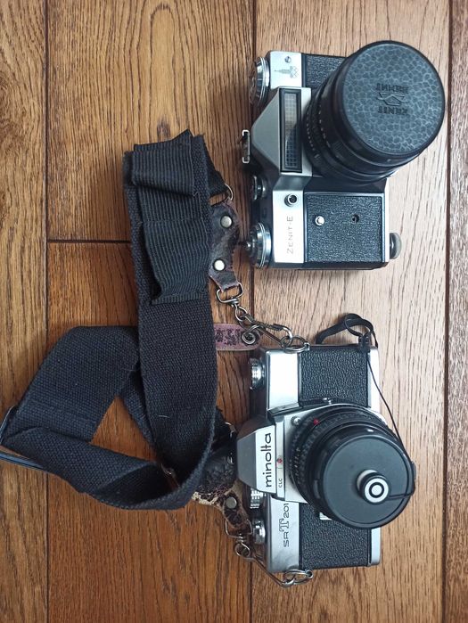 Zestaw aparatów fotograficznych analogowych, obiektywów i akcesoriów