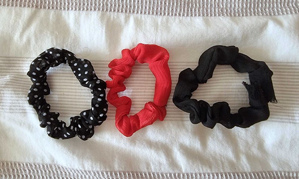 Conjunto de três pulseiras/ elásticos