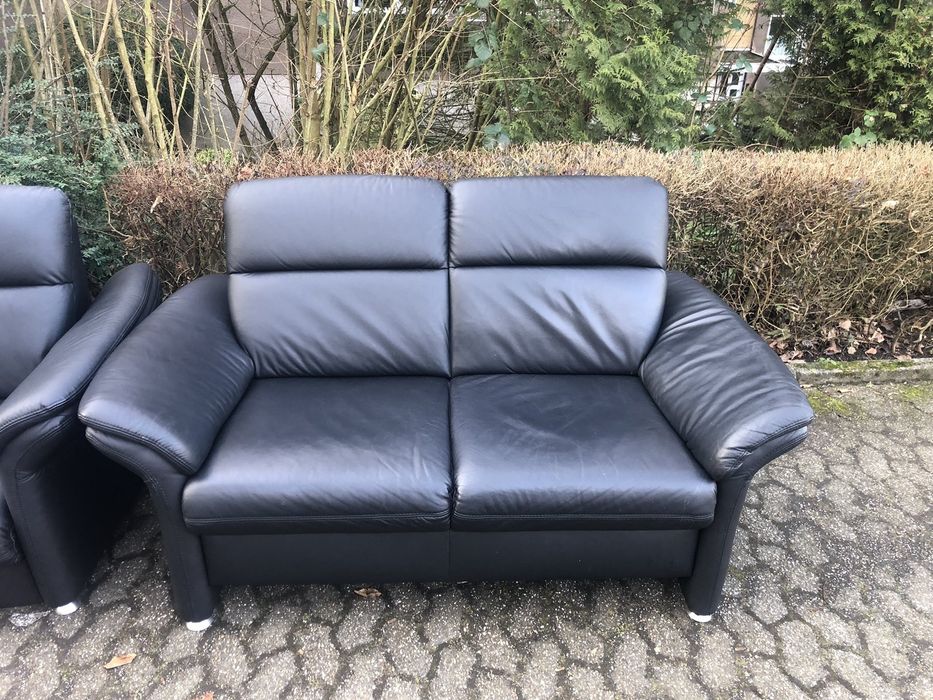 Шкіряні тримісні чорни дивани.  Не розкладаються.  Німеччина