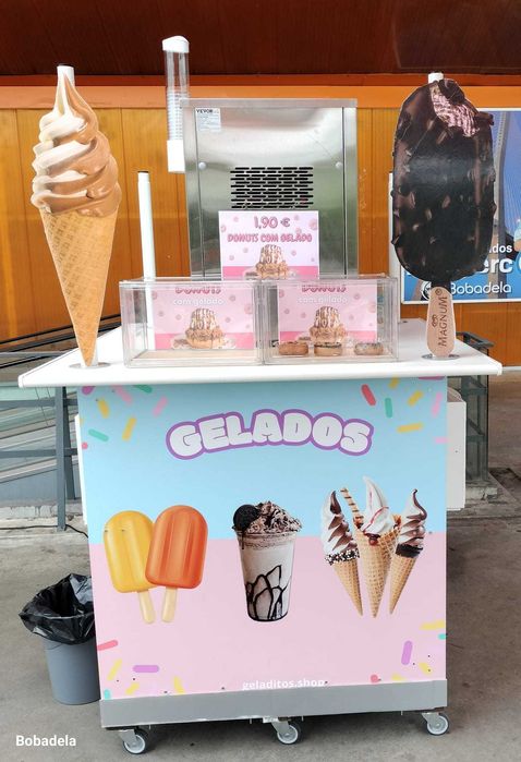 Carrinho e máquina de sorvetes