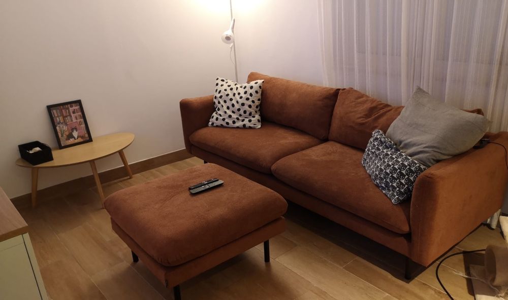 Conjunto de sofá, repousa pés e poltrona em cor castanha