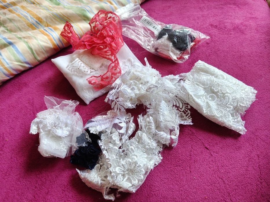 Koronki różne pasmanteria.