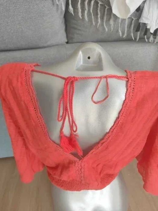Top Curto Coral com Detalhes em Renda – Estilo Boho Chic Lanidor