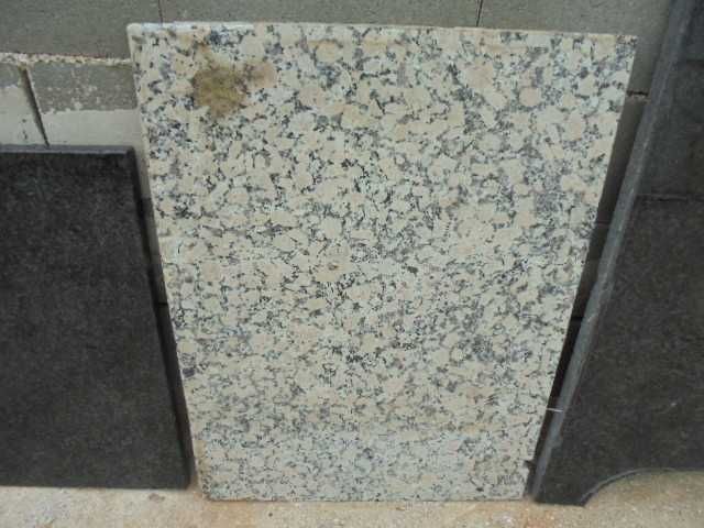 tenho três pedras de mármore