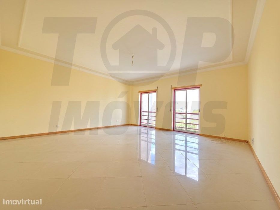 Apartamento T3 com Parqueamento - Urb. das Oliveirinhas - Samora Co...