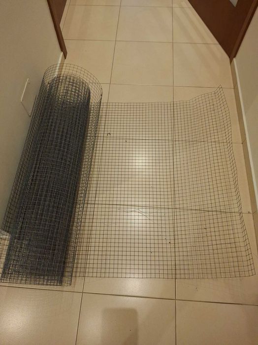 Siatka metalowa o wysokości 1 metr, oczku 2x2 cm i długości nieco ponad 5,5 metra