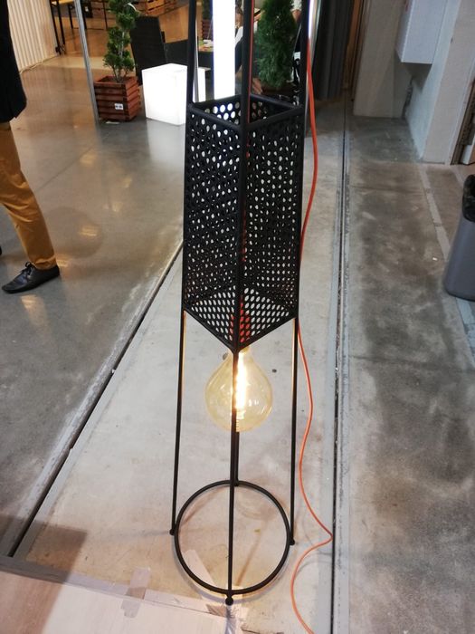 Lampa stalowa czarna - pomysł na prezent