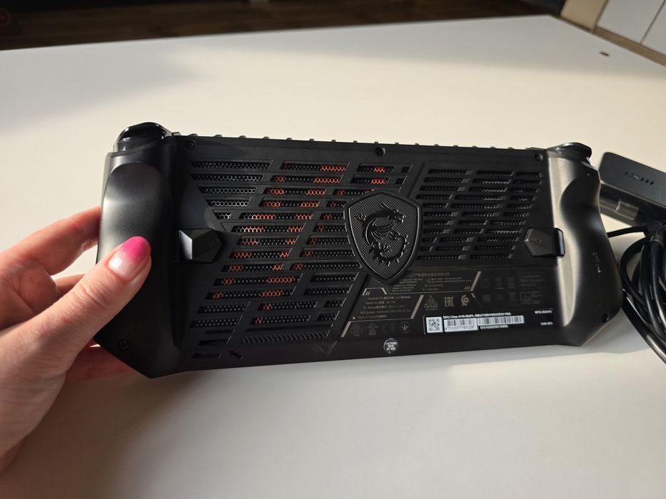 Konsola przenośna MSI Claw A1M-064PL | 7″