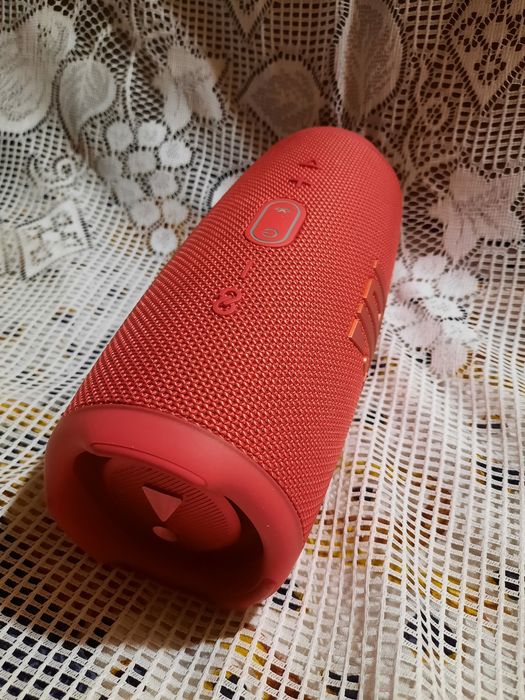 Продам оригинальную музыкальную колонку JBL в отличном состоянии