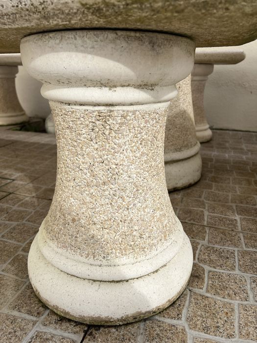 Mesas de exterior em pedra.