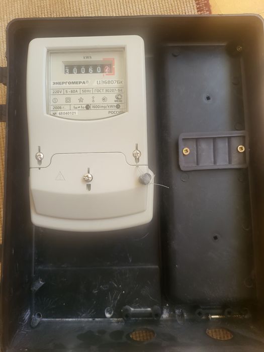 Продаю електролічильник з коробом.