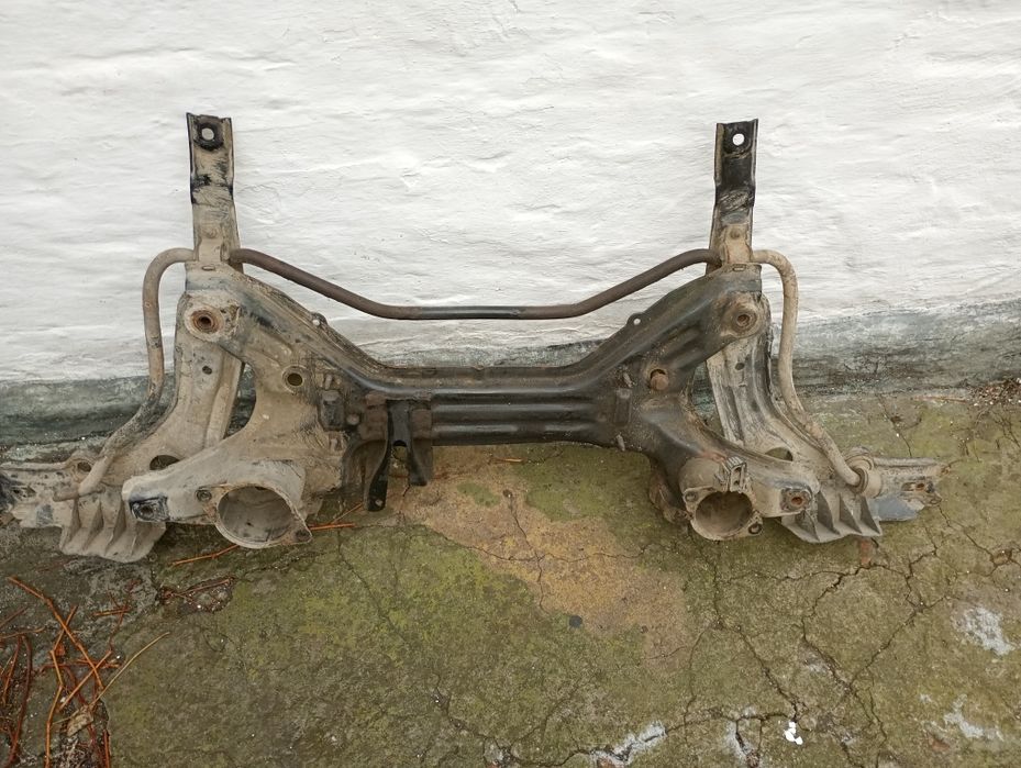 Підрамник передня балка гольф 3.  1, 4