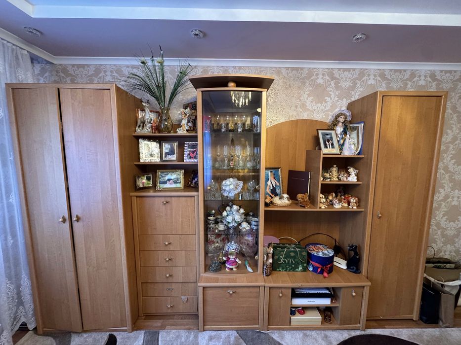 Шафа-стінка у вітальню