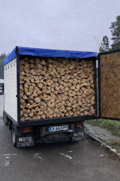 Дрова твердих порід оптом і в роздріб акуратно складені 35-85 см.