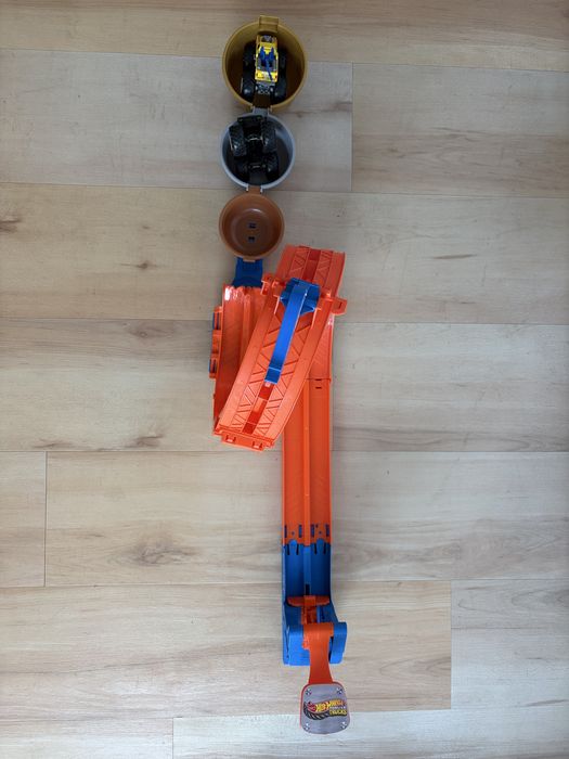 Loop & Flip Hotwheels OFERTA 2 monster trucks
