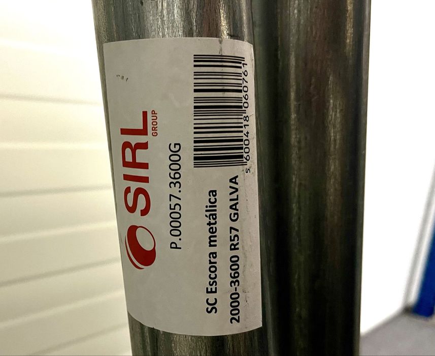 Escoras metálicas em aço galvanizado (novas)