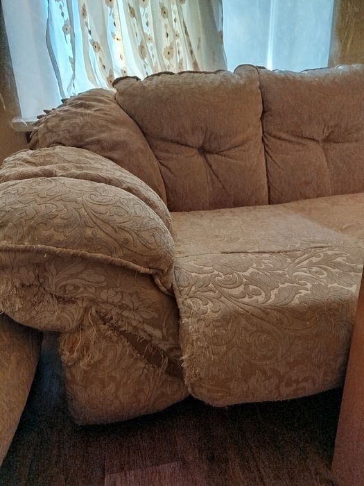 Розкладний диван з кріслами. З дорогого набору .